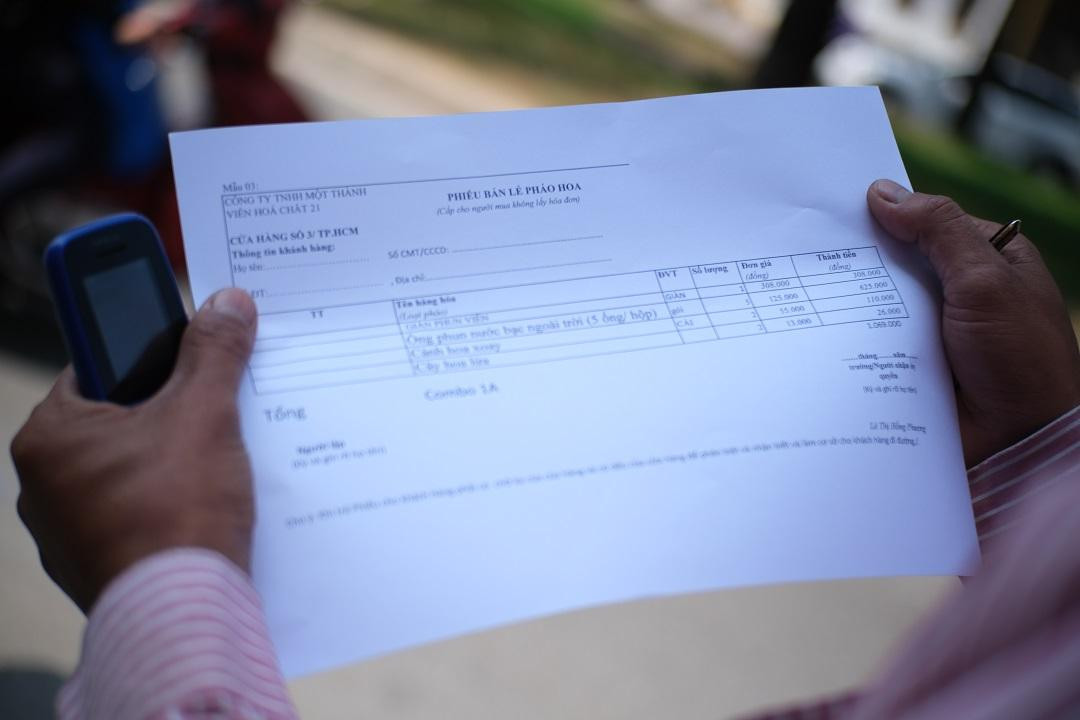 Khi khách đến mua hàng sẽ được nhân viên cửa hàng cung cấp một tờ giấy xác nhận bán hàng, trong đó ghi đầy đủ thông tin cá nhân người mua, số lượng, tên các sản phẩm trong gói combo và được ký, đóng dấu xác nhận.