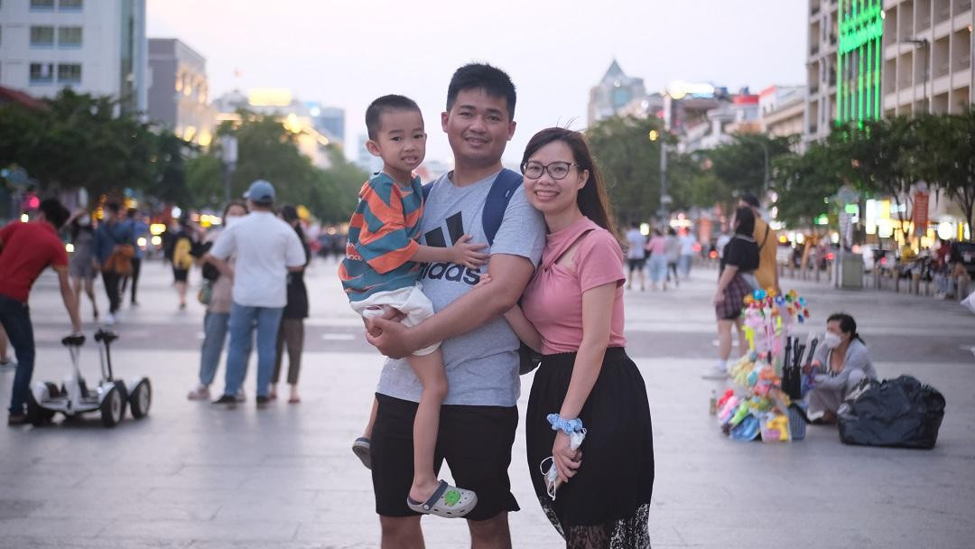 Gia đình chị Ngọc Hoa từ Hà Nội vào TP.HCM để thỏa mãn "cơn khát" du lịch sau thời gian dài không ra khỏi Hà Nội. "Đối với gia đình tôi, chuyến đi này rất vui và nhiều cảm xúc, mọi thứ đang dần được hồi sinh sau dịch", chị Hoa chia sẻ. Gia đình chị Ngọc Hoa từ Hà Nội vào TP.HCM để thỏa mãn "cơn khát" du lịch sau thời gian dài không ra khỏi Hà Nội. "Đối với gia đình tôi, chuyến đi này rất vui và nhiều cảm xúc, mọi thứ đang dần được hồi sinh sau dịch", chị Hoa chia sẻ.