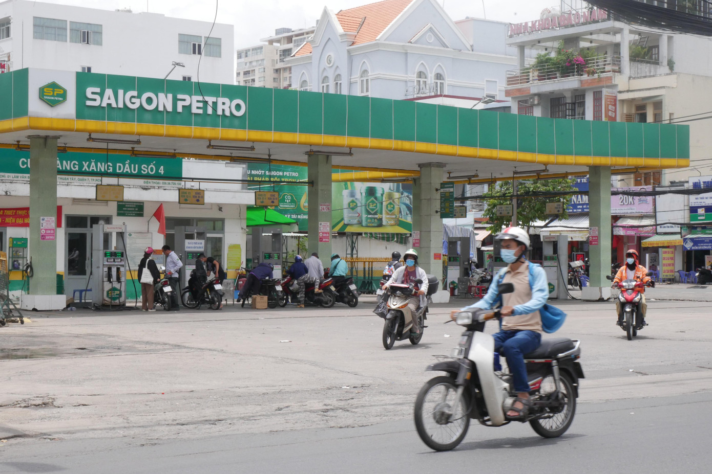 Tại văn bản này, Saigon Petro cũng liệt kê hàng loạt hậu quả khi Bộ Công Thương tước quyền sử dụng giấy phép kinh doanh xuất khẩu, nhập khẩu xăng dầu của công ty. Cụ thể, hệ thống phân phối của Saigon Petro bị mất nguồn cung trên 50.000 m3/tháng và trên 1.000 cửa hàng bán lẻ xăng dầu thuộc hệ thống phân phối có thể sẽ phải đóng cửa, ảnh hưởng nghiêm trọng tới nguồn cung thị trường. Tại văn bản này, Saigon Petro cũng liệt kê hàng loạt hậu quả khi Bộ Công Thương tước quyền sử dụng giấy phép kinh doanh xuất khẩu, nhập khẩu xăng dầu của công ty. Cụ thể, hệ thống phân phối của Saigon Petro bị mất nguồn cung trên 50.000 m3/tháng và trên 1.000 cửa hàng bán lẻ xăng dầu thuộc hệ thống phân phối có thể sẽ phải đóng cửa, ảnh hưởng nghiêm trọng tới nguồn cung thị trường.