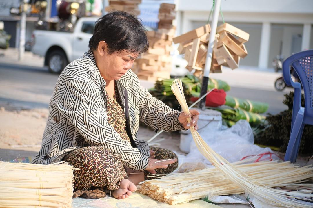 Thời điểm này, bà Nguyễn Thị Điệp chưa dám nhập nhiều lá dong để bán như các năm trước vì lo ngại sức mua giảm. Thời điểm này, bà Nguyễn Thị Điệp chưa dám nhập nhiều lá dong để bán như các năm trước vì lo ngại sức mua giảm.