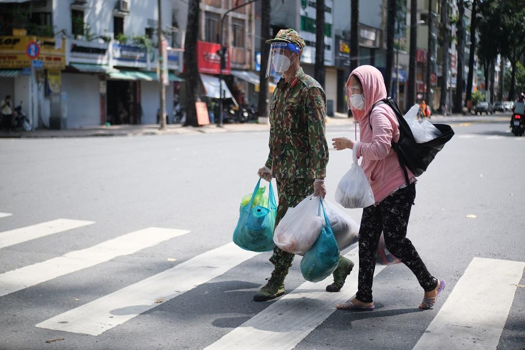 Chị Đào Thị Vân, cư dân phường 3 cho biết, sau 3 tháng thực hiện giãn cách, đây là lần đầu tiên chị trực tiếp đi chợ mua sắm hàng hóa. “Tôi thấy hàng hóa ở đây rất dồi dào, giá cả lại hợp lý. Người dân đến đây ai cũng đã được tiêm vắc xin và thực hiện quy định 5K nên tôi cũng cảm thấy yên tâm khi mua hàng”, chị chia sẻ