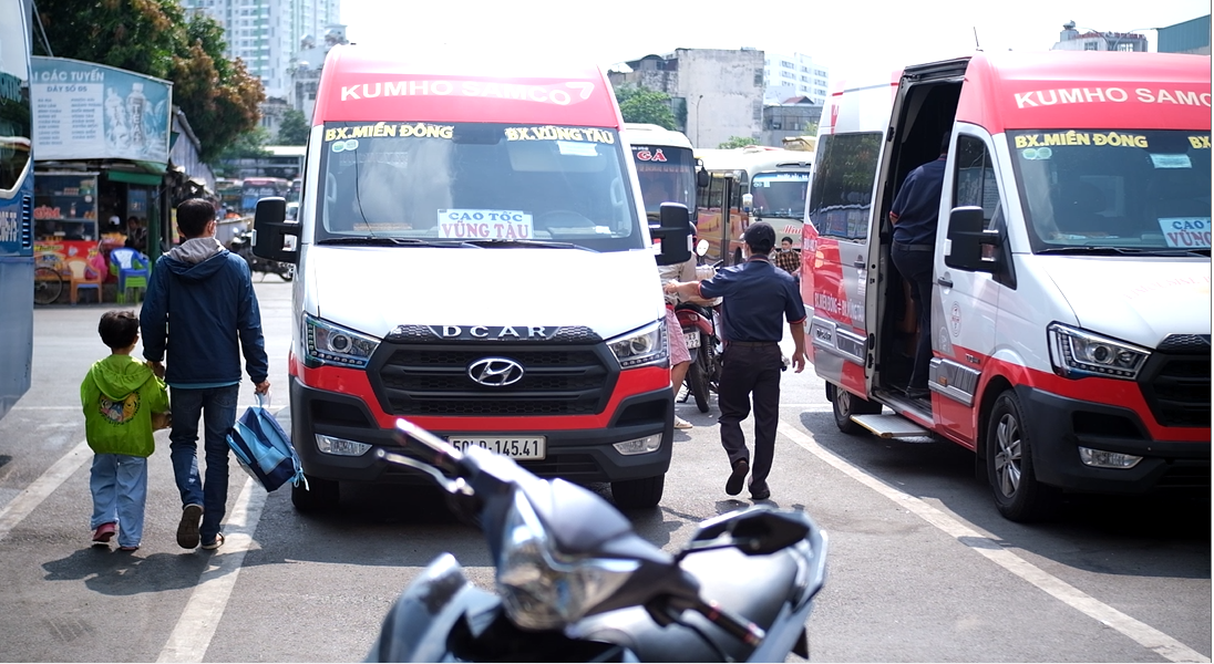 Mặc dù gặp rất nhiều khó khăn do giá xăng dầu tăng cao, tuy nhiên, một số doanh nghiệp vận tải vẫn giữ nguyên giá cước để hỗ trợ khách hàng, nhất là những người lao động chịu ảnh hưởng nặng bởi dịch COVID-19 vừa qua. Mặc dù gặp rất nhiều khó khăn do giá xăng dầu tăng cao, tuy nhiên, một số doanh nghiệp vận tải vẫn giữ nguyên giá cước để hỗ trợ khách hàng, nhất là những người lao động chịu ảnh hưởng nặng bởi dịch COVID-19 vừa qua.