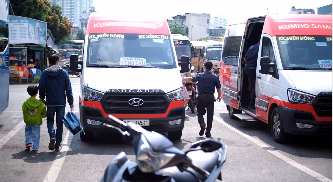 Mặc dù gặp rất nhiều khó khăn do giá xăng dầu tăng cao, tuy nhiên, một số doanh nghiệp vận tải vẫn giữ nguyên giá cước để hỗ trợ khách hàng, nhất là những người lao động chịu ảnh hưởng nặng bởi dịch COVID-19 vừa qua. Mặc dù gặp rất nhiều khó khăn do giá xăng dầu tăng cao, tuy nhiên, một số doanh nghiệp vận tải vẫn giữ nguyên giá cước để hỗ trợ khách hàng, nhất là những người lao động chịu ảnh hưởng nặng bởi dịch COVID-19 vừa qua.