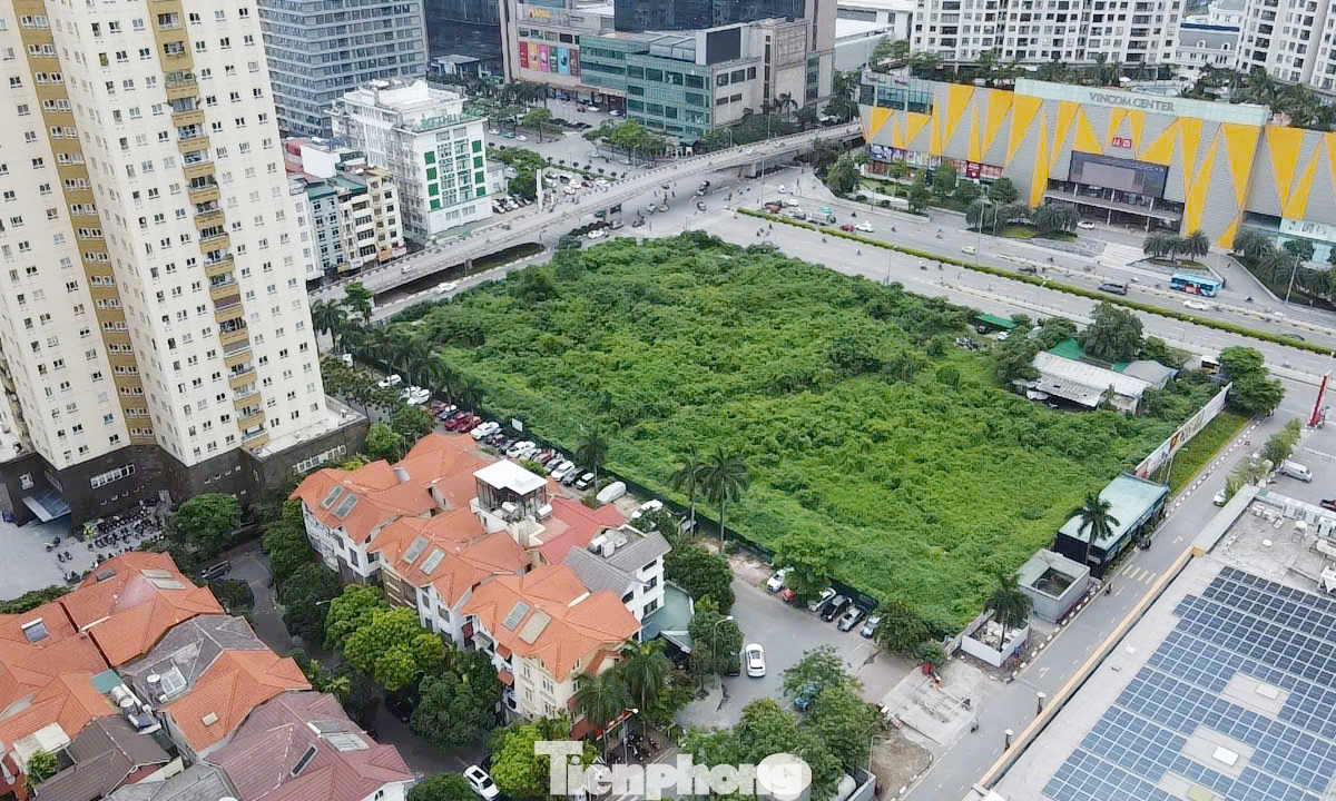 Ghi nhận của PV, phần vỉa hè phía sau khu đất dự án được tận dụng làm bãi đỗ xe. Ghi nhận của PV, phần vỉa hè phía sau khu đất dự án được tận dụng làm bãi đỗ xe.