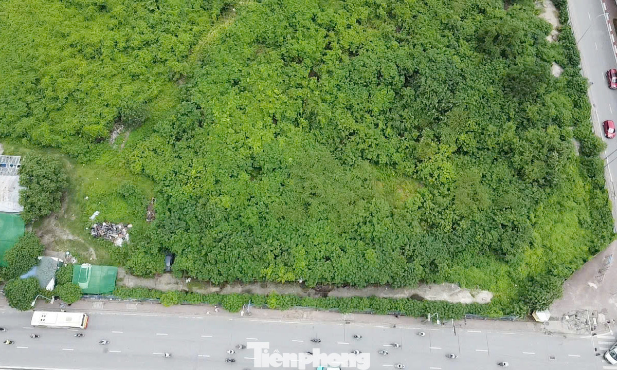 Trao đổi với PV, lãnh đạo UBND phường Trung Hoà - cho biết, dự án Tháp tài chính quốc tế là một trong số những dự án chậm triển khai trên địa bàn phường. UBND phường cũng đã kiểm tra, báo cáo và kiến nghị UBND quận liên quan dự án này. Trao đổi với PV, lãnh đạo UBND phường Trung Hoà - cho biết, dự án Tháp tài chính quốc tế là một trong số những dự án chậm triển khai trên địa bàn phường. UBND phường cũng đã kiểm tra, báo cáo và kiến nghị UBND quận liên quan dự án này.