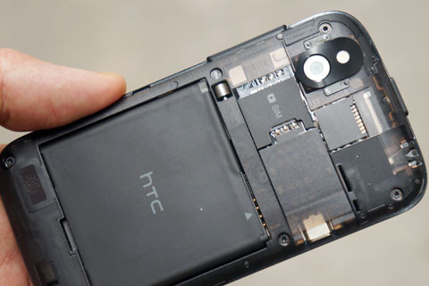 Lưng máy tháo dễ dàng, khe cắm sim và cắm thẻ nhớ không cần tháo pin