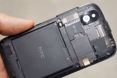 Lưng máy tháo dễ dàng, khe cắm sim và cắm thẻ nhớ không cần tháo pin