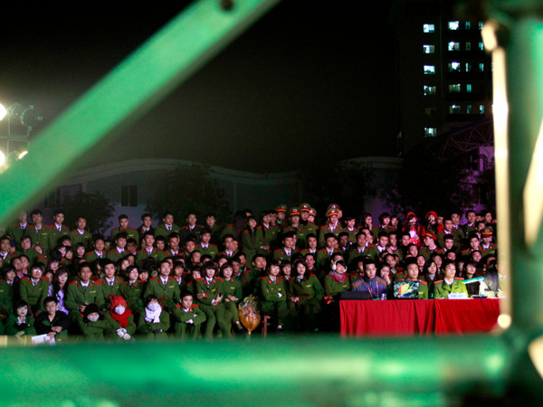 Tối 17-1, đông đảo học viên cảnh sát đã tới theo dõi Hội thi Sinh viên Cảnh sát thanh lịch 2013 với chủ đề “Hành trình Việt Nam” được tổ chức tại sân khấu ngoài trời