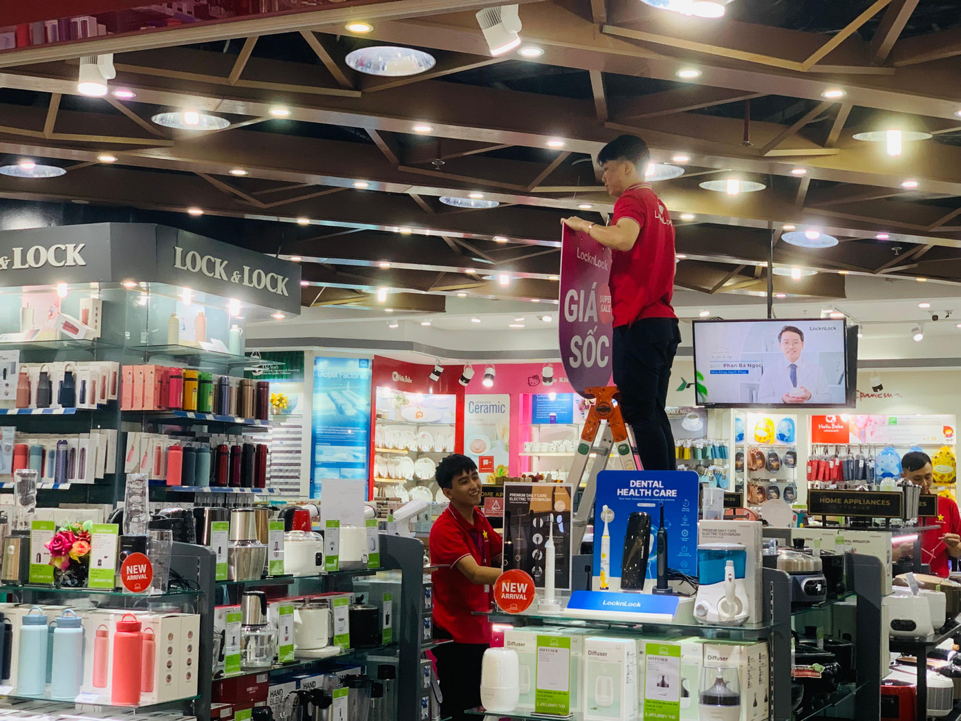 Cửa hàng treo biển "giá sốc" để thu hút khách hàng đến mua sắm dịp cuối tuần