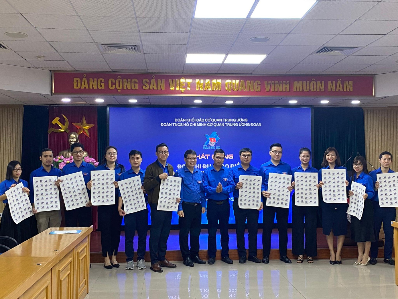 Đại diện các cơ sở Đoàn trực thuộc nhận logo Đại hội Đoàn toàn quốc lần thứ XII để tuyên truyền trong đoàn viên, thanh niên