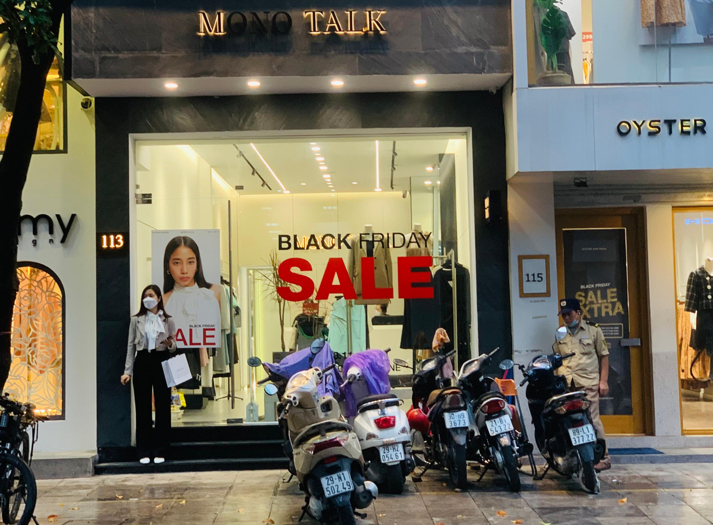 Trên các con phố thời trang ở Hà Nội như Bà Triệu, Phạm Ngọc Thạch, Chùa Bộc…không khó để bắt gặp những biển hiệu quảng cáo bắt mắt “Sale Black Friday” với mức giảm giá sâu, bán hàng đồng giá hoặc tặng quà hấp dẫn.