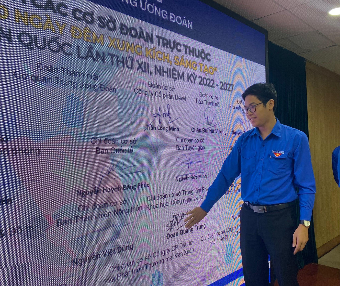 Ký giao ước thi đua giữa các cơ sở Đoàn trực thuộc