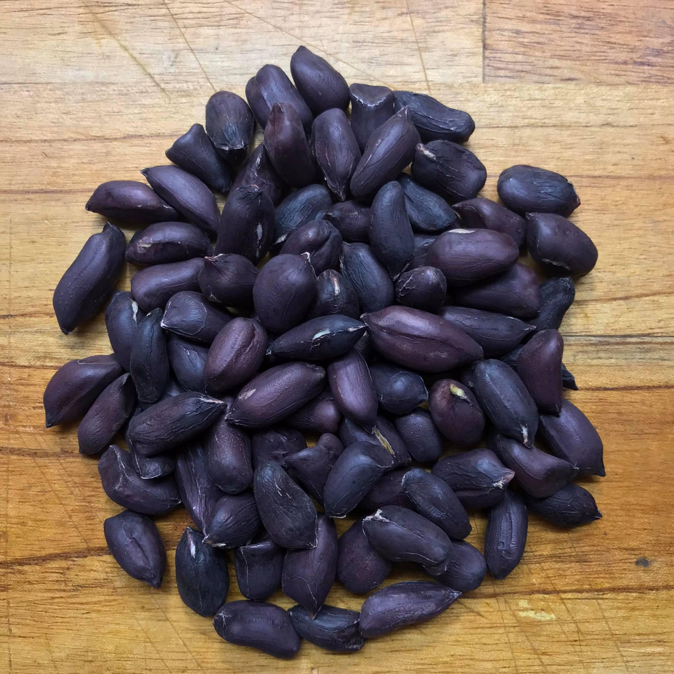 Lạc đen hay còn gọi là lạc Selen, có nhiều vitamin và khoáng chất hơn hẳn so với sản phẩm cùng họ (Ảnh: Nong trai tai gia) Lạc đen hay còn gọi là lạc Selen, có nhiều vitamin và khoáng chất hơn hẳn so với sản phẩm cùng họ (Ảnh: Nong trai tai gia)