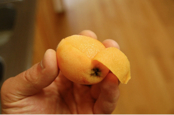 Có màu sắc bắt mắt, biwa thu hút nhiều chị em đặt mua dù giá cao (Ảnh: loquat)