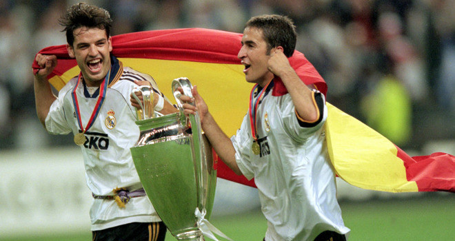 Raul (phải) đang giữ nhiều kỷ lục cùng Real. Raul (phải) đang giữ nhiều kỷ lục cùng Real