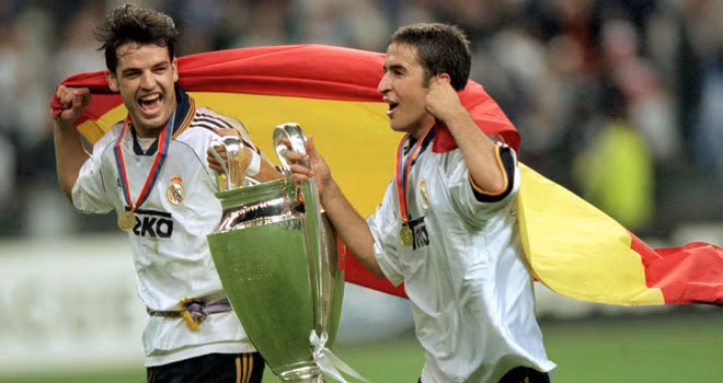 Raul (phải) đang giữ nhiều kỷ lục cùng Real