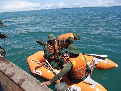 Một trong những đội thi công rà phá bom mìn dưới nước. Một trong những đội thi công rà phá bom mìn dưới nước