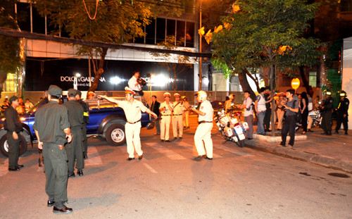 Hàng trăm CSGT phối hợp với lực lượng cơ động chặn các ngả đường để khám xe, kiểm tra giấy tờ, nồng độ cồn những người có mặt. Ảnh: Oanh Nguyễn Hàng trăm CSGT phối hợp với lực lượng cơ động chặn các ngả đường để khám xe, kiểm tra giấy tờ, nồng độ cồn những người có mặt