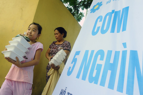 Nhiều bệnh nhân và người nhà quen đồ ăn ở quán của Trung cứ tới thứ bảy, chủ nhật lại ra xếp hàng mua cơm