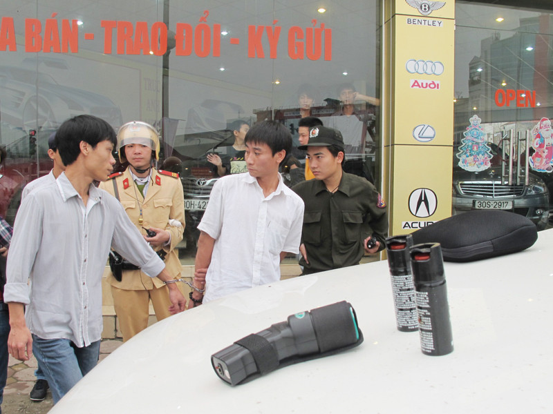 Súng bắn điện và bình xịt hơi cay trên xe 14A – 035.37 