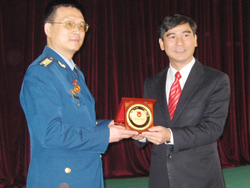 Bí thư T.Ư Đoàn Dương Văn An tặng quà lưu niệm cho phía bạn. Bí thư T.Ư Đoàn Dương Văn An tặng quà lưu niệm cho phía bạn