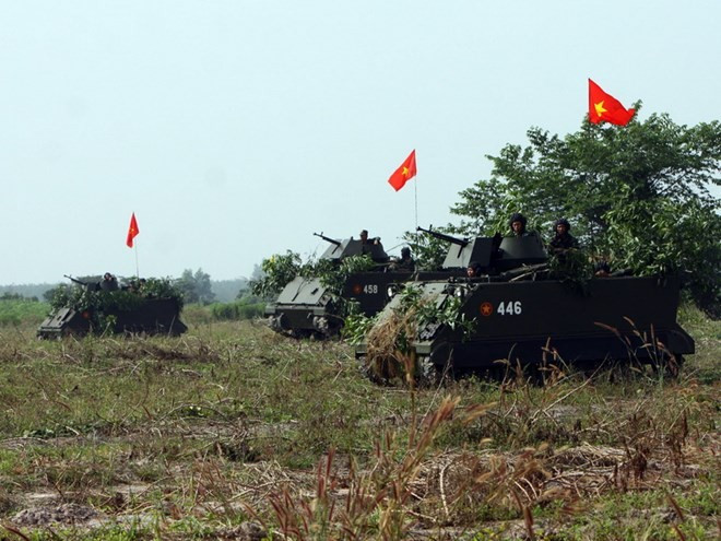 Xe thiết giáp tham gia diễn tập. Xe thiết giáp tham gia diễn tập. Bài viết: http://news.zing.vn/Xe-tang-truc-thang-Binh-doan-Cuu-Long-dien-tap-ban-dan-that-post380907.html Nguồn Zing News