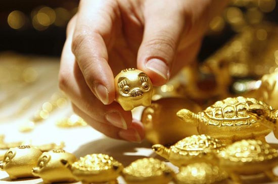 Giá vàng quốc tế đêm qua đã tăng mạnh, chứng khoán, dầu thô cũng đồng loạt leo dốc