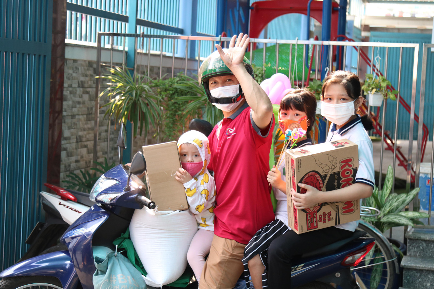Một phụ huynh có con theo học tại trường vui vẻ khi nhận quà từ ban tổ chức và chia sẻ năm nay Tết sẽ thêm niềm vui.
