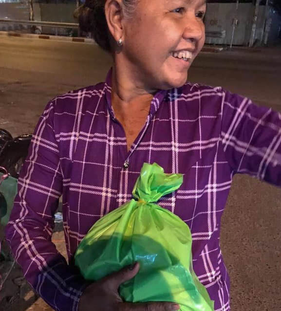 Cho đi yêu thương để nhận lại nụ cười ấm áp. Ảnh: NVCC