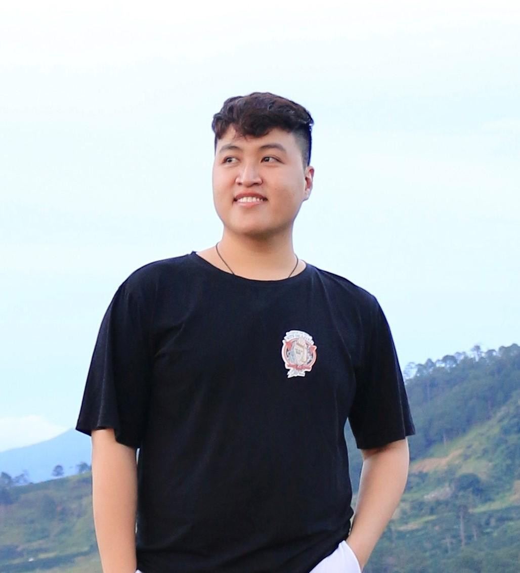 Với Khánh Dương, điều làm anh hạnh phúc nhất là nụ cười của những người nhận được quà. Ảnh: NVCC