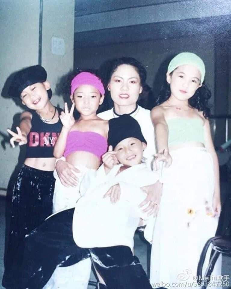 Từ bé đã biết "bắn tim" rồi nhé các em ơi.