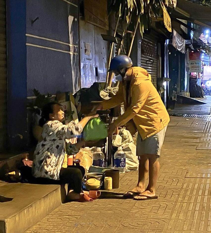 Khi tặng quà, các bạn sẽ không quên câu nói: “Chúc cô chú Giáng sinh an lành!”. Ảnh: NVCC