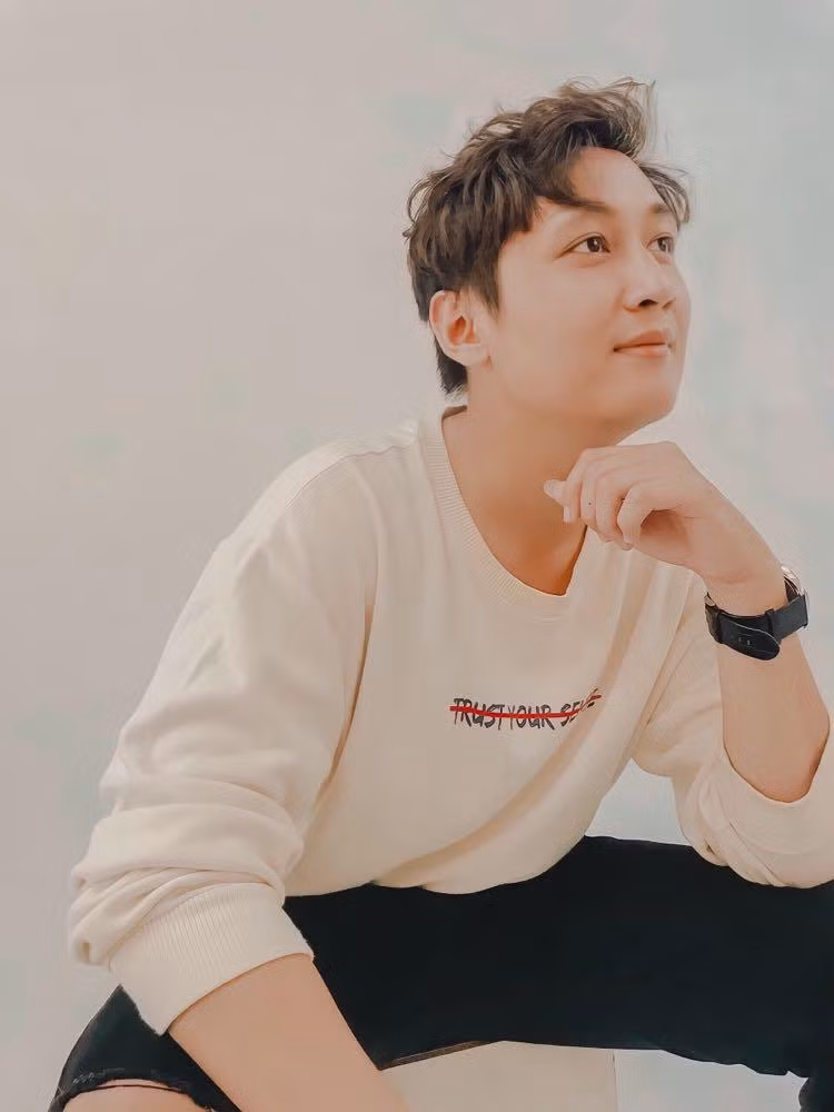 Anh Khoa cover ca khúc Cứ Chill Thôi phiên bản gây bão TikTok Trung Quốc. Ảnh: FBNV