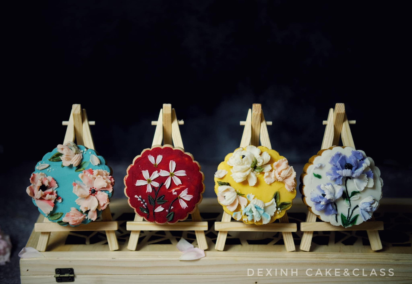 Những chiếc bánh được trang trí tinh tế với những họa tiết hoa mềm mại. Ảnh: Dexinh Cake&amp;Class