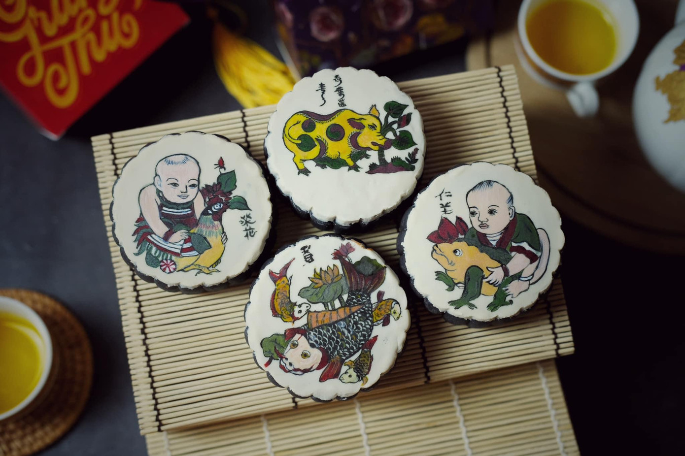 Bánh được trang trí bằng những bức tranh Đông Hồ. Ảnh: NVCC