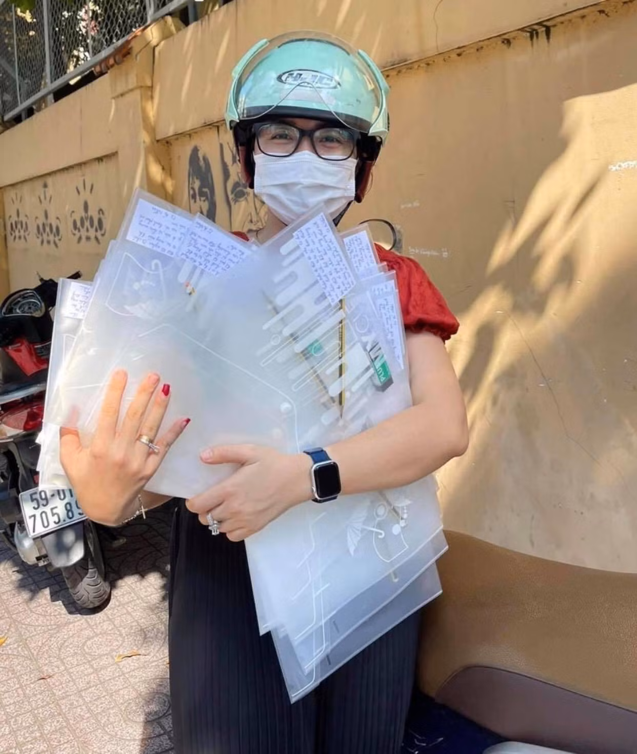 Cô Ái Nhân và những chiếc bìa hồ sơ "yêu thương" Cô Ái Nhân và những chiếc bìa hồ sơ "yêu thương"