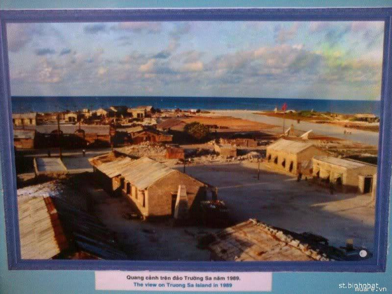 Trường Sa 1989, có nhiều nhà kiên cố và khang trang hơn, có sân bay và lác đác vài cái cây. Tỏ ra là một nơi có thể sống tốt được
