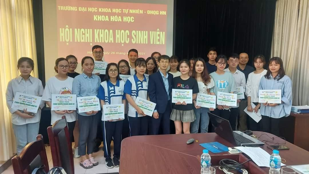 : Vũ Thị Quỳnh Mai (ngoài cùng bên trái) tại Hội nghị khoa học Sinh viên khoa Hóa học năm 2021. : Vũ Thị Quỳnh Mai (ngoài cùng bên trái) tại Hội nghị khoa học Sinh viên khoa Hóa học năm 2021.