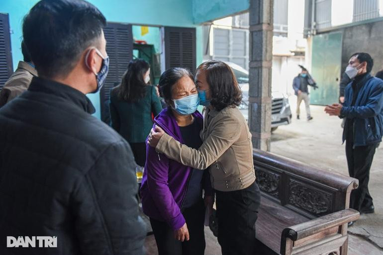 Đại diện Hội Phụ nữ huyện Thạch Thất và xã Canh Nậu tới thăm hỏi động viên gia đình cháu bé. Đại diện Hội Phụ nữ huyện Thạch Thất và xã Canh Nậu tới thăm hỏi động viên gia đình cháu bé.