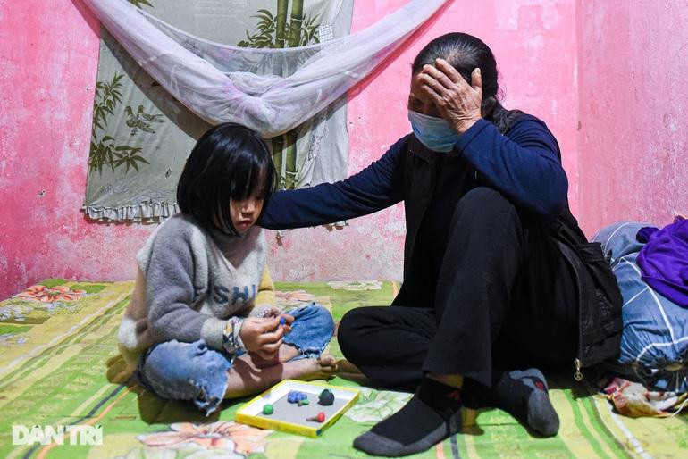 Bà Đỗ Thị Lợi đau xót khi nghe tin cháu nội 3 tuổi bị cắm đinh vào đầu. Bà Đỗ Thị Lợi đau xót khi nghe tin cháu nội 3 tuổi bị cắm đinh vào đầu.