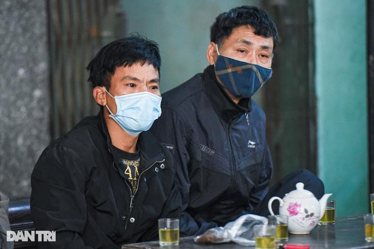 Anh Trung bần thần, đau xót khi nghe tin con bị cắm đinh vào đầu. Anh Trung bần thần, đau xót khi nghe tin con bị cắm đinh vào đầu.