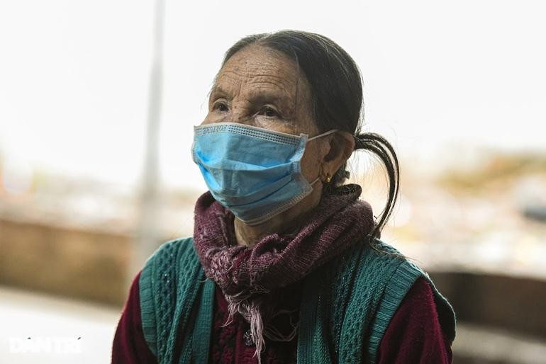 Bà Hậu bức xúc khi hay tin cháu bé, vừa thương cháu vừa căm phẫn người gây ra tội ác này. Bà Hậu bức xúc khi hay tin cháu bé, vừa thương cháu vừa căm phẫn người gây ra tội ác này.