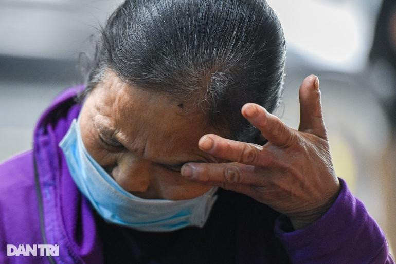 Mấy đêm nay bà thức trắng nghe ngóng tin cháu. Mấy đêm nay bà thức trắng nghe ngóng tin cháu.