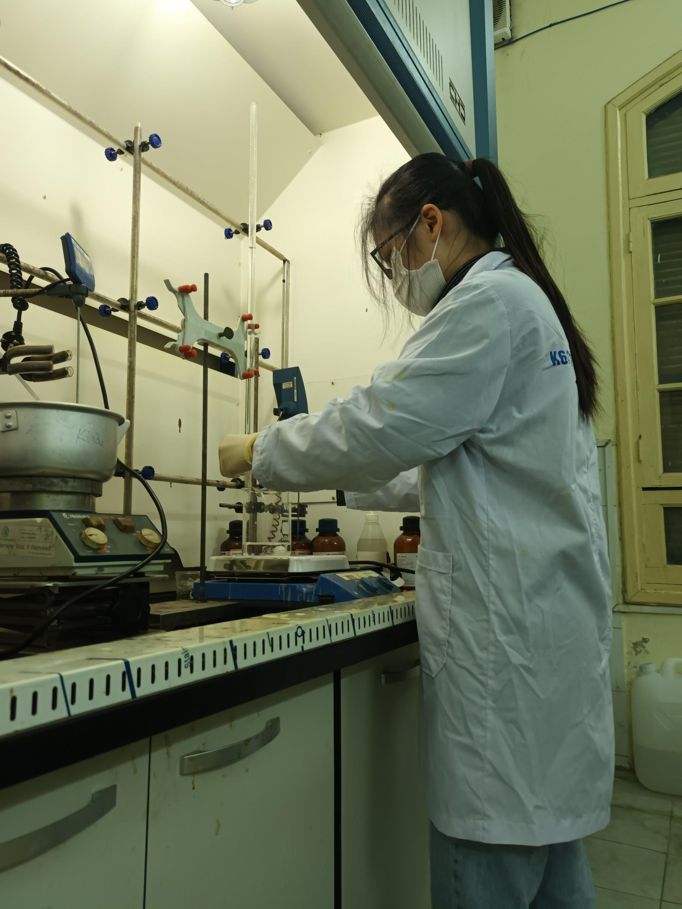 Vũ Thị Quỳnh Mai đang làm việc trên lab khoa Hóa học, Trường ĐHKHTN - ĐHQGHN. Vũ Thị Quỳnh Mai đang làm việc trên lab khoa Hóa học, Trường ĐHKHTN - ĐHQGHN.