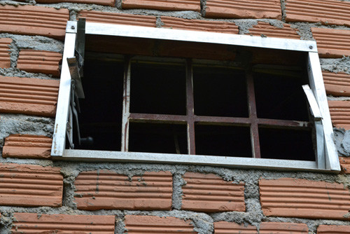 Cửa sổ nhỏ của căn phòng, nơi giam giữ cô D. Cửa sổ nhỏ của căn phòng, nơi giam giữ cô D