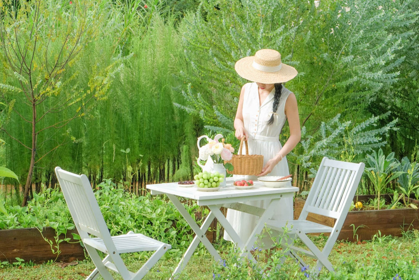 Khi bạn bè tới thăm, chị Hồng Anh thường tổ chức những bữa tiệc nhỏ ở hiên nhà hay ngoài vườn. Mọi người cùng quây quần ăn bánh, uống trà, hít hà không khí trong lành. Khi bạn bè tới thăm, chị Hồng Anh thường tổ chức những bữa tiệc nhỏ ở hiên nhà hay ngoài vườn. Mọi người cùng quây quần ăn bánh, uống trà, hít hà không khí trong lành.