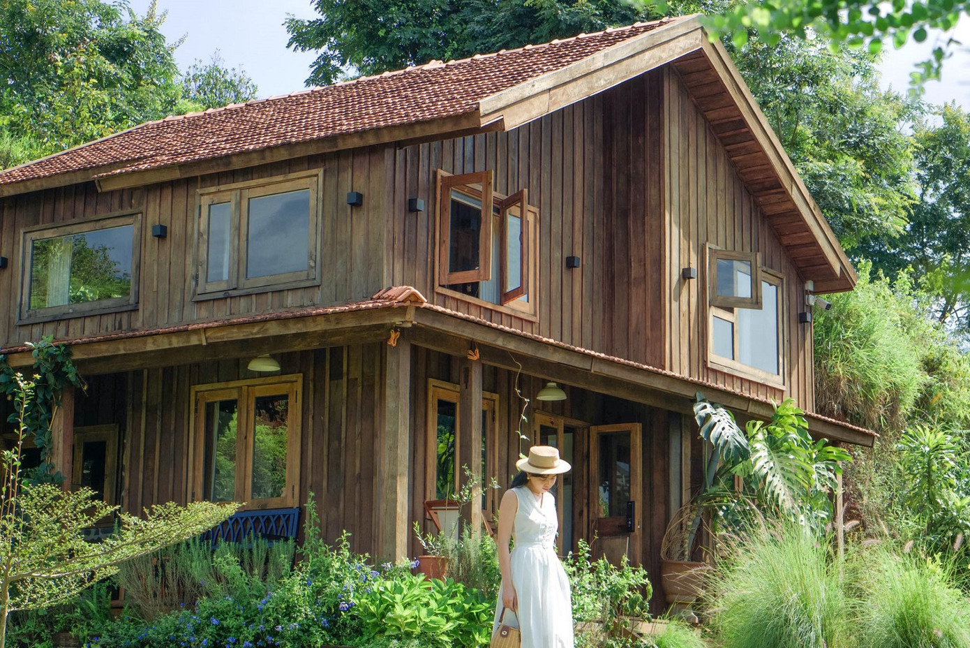 Ngôi nhà gỗ xinh đẹp trở thành nơi gia đình quây quần cuối tuần, đón người thân, bạn bè đến nghỉ ngơi. Ngôi nhà gỗ xinh đẹp trở thành nơi gia đình quây quần cuối tuần, đón người thân, bạn bè đến nghỉ ngơi.