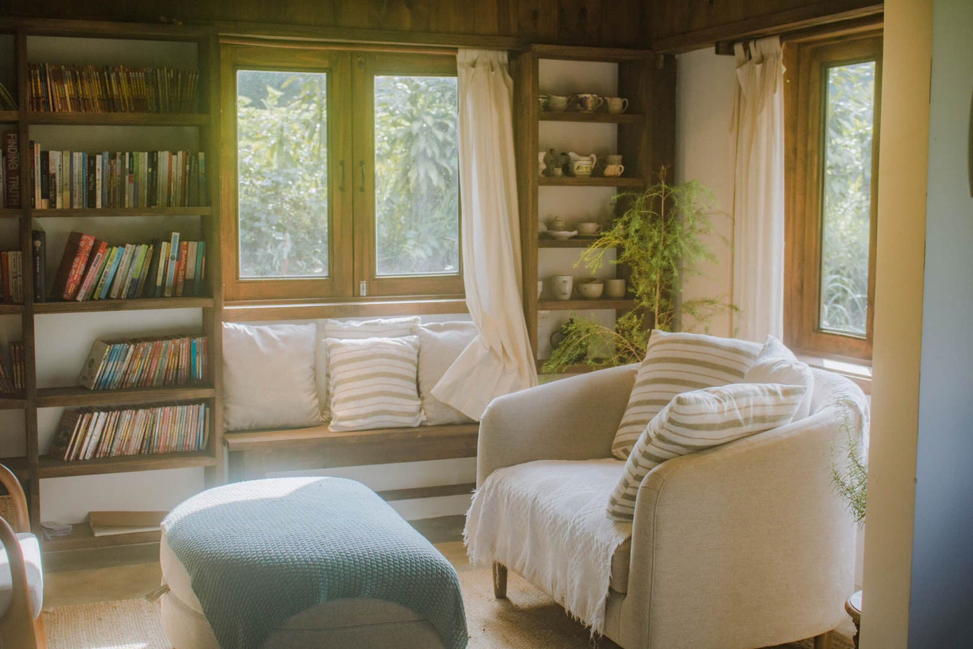 Căn nhà không có phòng khách, thay vào đó là phòng đọc sách rộng. Căn nhà không có phòng khách, thay vào đó là phòng đọc sách rộng.