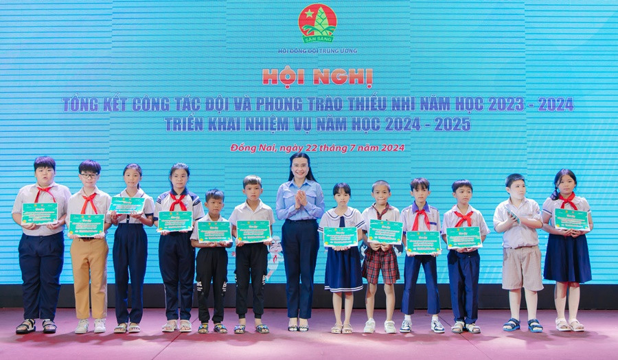 Bí thư T.Ư Đoàn Nguyễn Phạm Duy Trang trao học bổng cho các em thiếu nhi.