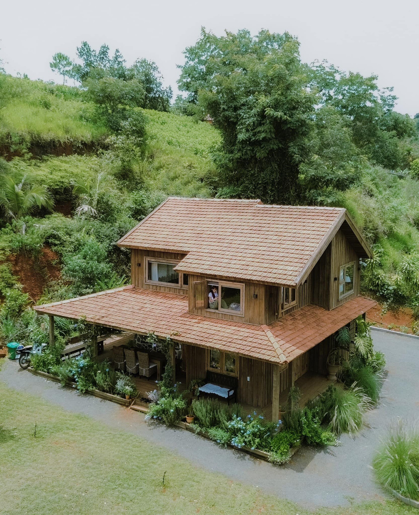 Ngôi nhà gỗ xinh đẹp nằm dưới chân đồi, bao quanh là cỏ cây, hoa lá. Ngôi nhà gỗ xinh đẹp nằm dưới chân đồi, bao quanh là cỏ cây, hoa lá.